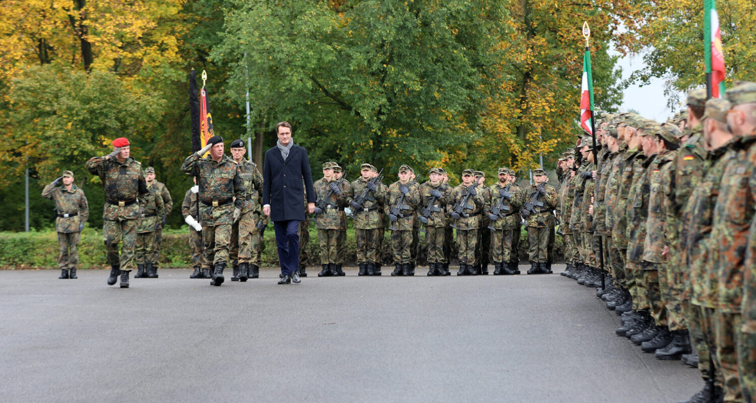 Abschreiten der Front: Ministerpräsident Hendrik Wüst, Generalmajor Andreas Henne, Stellvertreter des Befehlshabers des Territorialen Führungskommandos und Brigadegeneral Hans-Dieter Müller, Kommandeur des Landeskommandos Nordrhein-Westfalen, schreiten die Front ab.