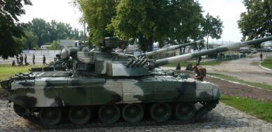 Kampfpanzer T-80UD bei einer KSE-Inspektion in der Ukraine 2013. (Foto © Bw)