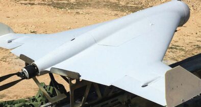 Die russische Drohne Geran-3 ist etwa 3,5 Meter lang, hat eine Spannweite von 3 Meter, wiegt bis zu 380 Kilogramm und kann Berichten zufolge etwa zwei Stunden in der Luft bleiben. Sie ist mit einem Düsentriebwerk ausgestattet und basiert auf dem iranischen Modell Shahed-238. (Foto © Gov Ukr)