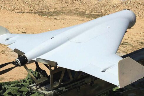 Die russische Drohne Geran-3 ist etwa 3,5 Meter lang, hat eine Spannweite von 3 Meter, wiegt bis zu 380 Kilogramm und kann Berichten zufolge etwa zwei Stunden in der Luft bleiben. Sie ist mit einem Düsentriebwerk ausgestattet und basiert auf dem iranischen Modell Shahed-238. (Foto © Gov Ukr)