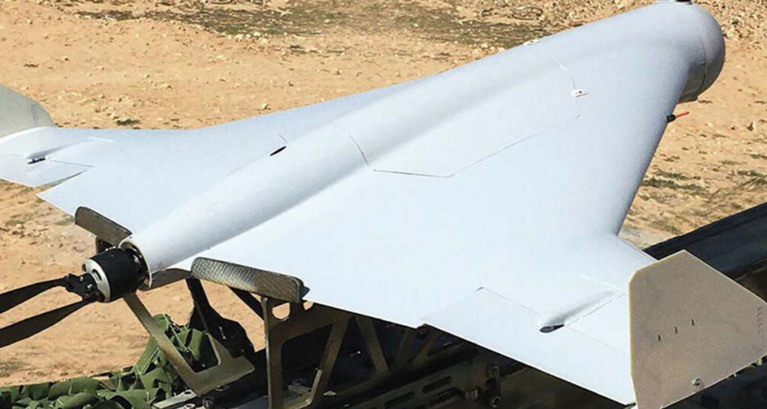 Die russische Drohne Geran-3 ist etwa 3,5 Meter lang, hat eine Spannweite von 3 Meter, wiegt bis zu 380 Kilogramm und kann Berichten zufolge etwa zwei Stunden in der Luft bleiben. Sie ist mit einem Düsentriebwerk ausgestattet und basiert auf dem iranischen Modell Shahed-238. (Foto © Gov Ukr)