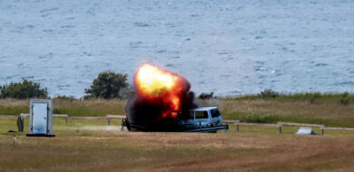 Umsetzung einer Sprengladung an einem Fahrzeug. (Foto © StFw Dieter Arndt)