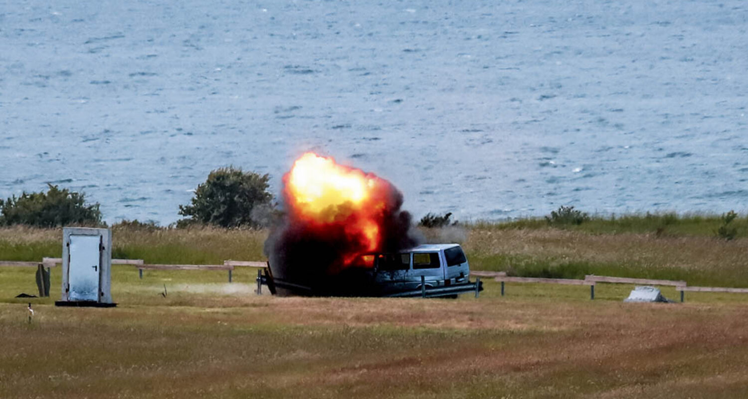 Umsetzung einer Sprengladung an einem Fahrzeug. (Foto © StFw Dieter Arndt)