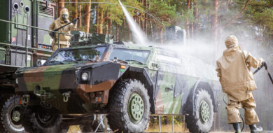 Dekontaminationskräfte bei der gründlichen Dekontamination eines Spähwagen Fennek. (Foto ©SABCAbw/GSchAufg)