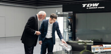 Andres Seitz (r.) weist Burghard Lindhorst in die Panzerabwehrrichtmine PARM ein.