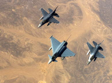 Deutsche Eurofighter und jordanische F-16 Kampfflugzeuge üben im Rahmen der Übung Desert Ai 2023 gemeinsam Luft-Luft- und Luft-Boden-Operationen.