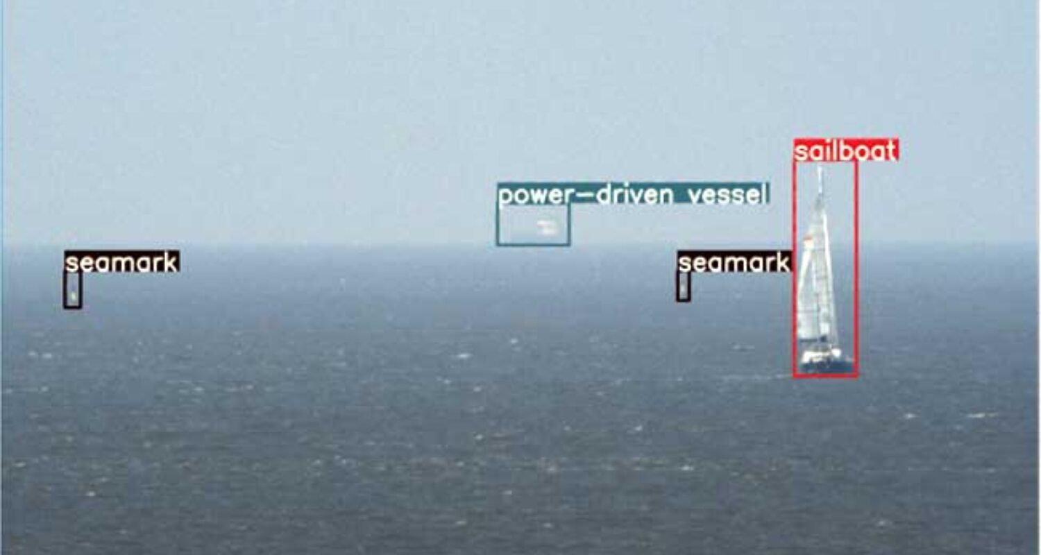 KI-gestützte Objekterkennung auf See:  Tageslichtbild. Das System erkennt und klassifiziert Personen, Seezeichen, Motor- und Segelfahrzeuge in Echtzeit (Quelle: SmartShip/HSU)
