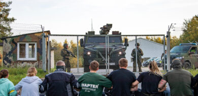 Feldjäger trainieren den Umgang mit Demonstrierenden vor den Toren einer militärischen Liegenschaft. Auch dies gehört zum Schutz verteidigungswichtiger Infrastruktur (Foto ©Bw/Susanne Hähnel)