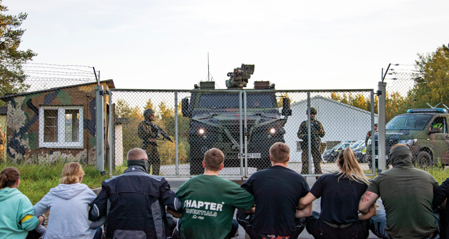 Feldjäger trainieren den Umgang mit Demonstrierenden vor den Toren einer militärischen Liegenschaft. Auch dies gehört zum Schutz verteidigungswichtiger Infrastruktur (Foto ©Bw/Susanne Hähnel)