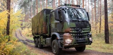 Auch für schwieriges Gelände geeignet: Militärlaster Arocs 6x6 mit Allradantrieb. (Foto © Daimler Truck/Henrik Morlock)