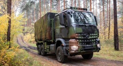 Auch für schwieriges Gelände geeignet: Militärlaster Arocs 6x6 mit Allradantrieb. (Foto © Daimler Truck/Henrik Morlock)