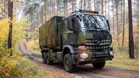 Auch für schwieriges Gelände geeignet: Militärlaster Arocs 6x6 mit Allradantrieb. (Foto © Daimler Truck/Henrik Morlock)