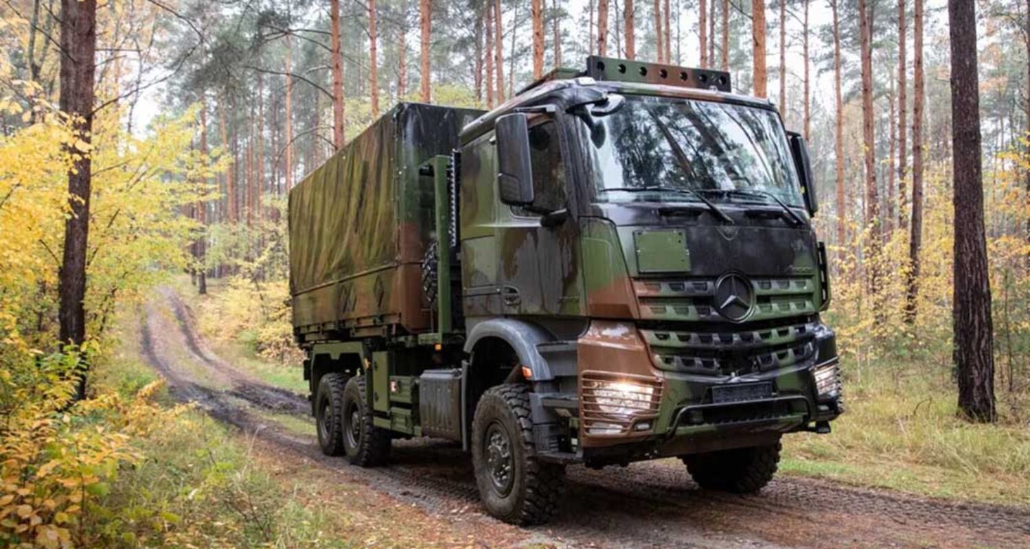 Auch für schwieriges Gelände geeignet: Militärlaster Arocs 6x6 mit Allradantrieb. (Foto © Daimler Truck/Henrik Morlock)