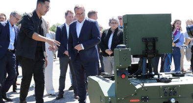 Verteidigungsminister Boris Pistorius lässt sich bei seinem Besuch in Innovationslabor aktuelle Forschungsprojekte vorstellen. (Foto © Bundeswehr /Dirk Bannert)