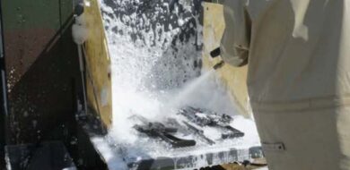 Nasschemische Dekontamination von Ausrüstungsgegenständen mit der Dekontaminationsausstattung Sondergerät. (Foto © Bw)