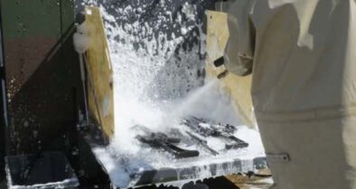 Nasschemische Dekontamination von Ausrüstungsgegenständen mit der Dekontaminationsausstattung Sondergerät. (Foto © Bw)