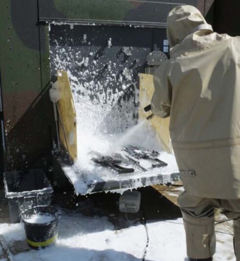 Nasschemische Dekontamination von Ausrüstungsgegenständen mit der Dekontaminationsausstattung Sondergerät. (Foto © Bw)