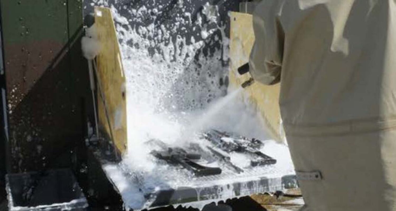 Nasschemische Dekontamination von Ausrüstungsgegenständen mit der Dekontaminationsausstattung Sondergerät. (Foto © Bw)