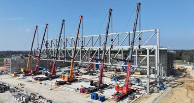 Maßarbeit: Sechs Kräne heben den zweiten Stahlträger der neuen Halle des A400M-Wartungszentrums in seine Position. (Foto © André Franzmann/Sellhorn)