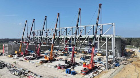 Maßarbeit: Sechs Kräne heben den zweiten Stahlträger der neuen Halle des A400M-Wartungszentrums in seine Position. (Foto © André Franzmann/Sellhorn)