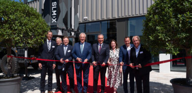 (v.l.): Stefan Bögl (Vorstandsvorsitzender, Max Bögl), Karl Freller (MdL, CSU), Dr. Dominik Clément (CEO, Diehl Energy Products), Joachim Herrmann (Bayerischer Innenminister), Helmut Rauch (CEO, Diehl Defence), Dr. Kerstin Engelhardt-Blum (Regierungspräsidentin), Armin Kroder (Landrat), Klaus Hacker (Erster Bürgermeister, Stadt Röthenbach) (Foto; Diehl Defence)