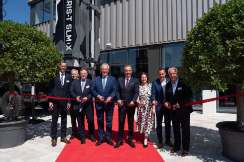 (v.l.): Stefan Bögl (Vorstandsvorsitzender, Max Bögl), Karl Freller (MdL, CSU), Dr. Dominik Clément (CEO, Diehl Energy Products), Joachim Herrmann (Bayerischer Innenminister), Helmut Rauch (CEO, Diehl Defence), Dr. Kerstin Engelhardt-Blum (Regierungspräsidentin), Armin Kroder (Landrat), Klaus Hacker (Erster Bürgermeister, Stadt Röthenbach) (Foto; Diehl Defence)