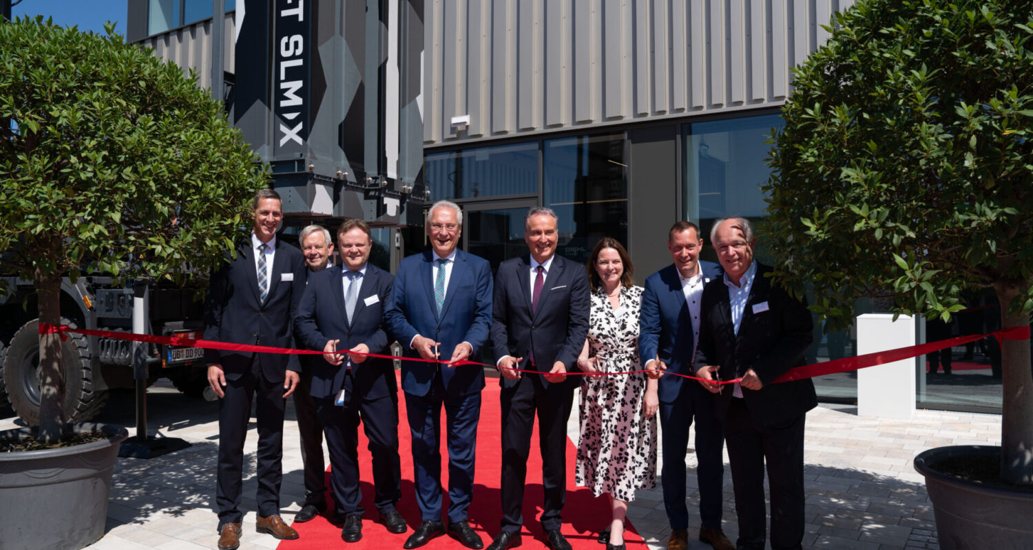 (v.l.): Stefan Bögl (Vorstandsvorsitzender, Max Bögl), Karl Freller (MdL, CSU), Dr. Dominik Clément (CEO, Diehl Energy Products), Joachim Herrmann (Bayerischer Innenminister), Helmut Rauch (CEO, Diehl Defence), Dr. Kerstin Engelhardt-Blum (Regierungspräsidentin), Armin Kroder (Landrat), Klaus Hacker (Erster Bürgermeister, Stadt Röthenbach) (Foto; Diehl Defence)