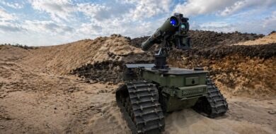 Das unbemannte Bodenfahrzeug Ziesel von Diehl Defence mit SPIKE-LR-Startsystem nimmt Stellung. (Foto: Diehl)