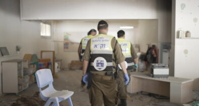 Mitglieder der israelischen Identifikations-, Bergungs- und Rettungsorganisation ZAKA in einer betroffenen Siedlung nach dem Terrorangriff der Hamas vom 7. Oktober 2023.