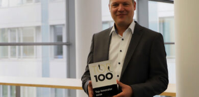 ESG CEO Christoph Otten mit TOP 100 Trophäe web