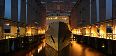 Die „Quest“ bei der Nachtvermessung im Erdmagnetfeldsimulator der WTD 71. (Foto  © Bw/Volland)