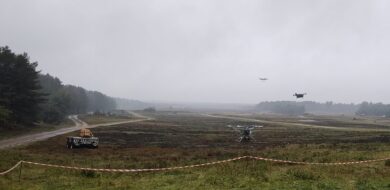 Zum Abschluss der Experimentalserie Land auf dem Truppenübungsplatz Bergen wurden das Zusammenwirken zahlreicher unbemannter Luft- und Bodensysteme demonstriert.