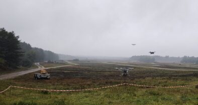 Zum Abschluss der Experimentalserie Land auf dem Truppenübungsplatz Bergen wurden das Zusammenwirken zahlreicher unbemannter Luft- und Bodensysteme demonstriert.