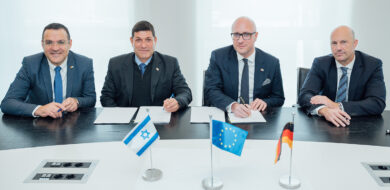 Das Bild zeigt (von links nach rechts) Gadi Ilouz (IAI, VP Business Development & Subsidiaries & Purchasing & Logistics) Yehuda (Hudi) Lahav (IAI, Executive VP Marketing), Dr. Dennis Bürjes (FFG, designierter Geschäftsführer FTS) und Jörg Kamper (FFG, designierter Geschäftsführer FTS) während der Vertragsunterzeichnung auf der BSC. (Foto © FFG)