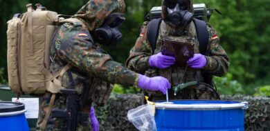 Soldaten der Spezial-ABCAbwehrtruppe demonstrieren ihre Fähigkeiten. (Foto © Bw/Roland Alpers)