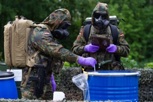 Soldaten der Spezial-ABCAbwehrtruppe demonstrieren ihre Fähigkeiten. (Foto © Bw/Roland Alpers)