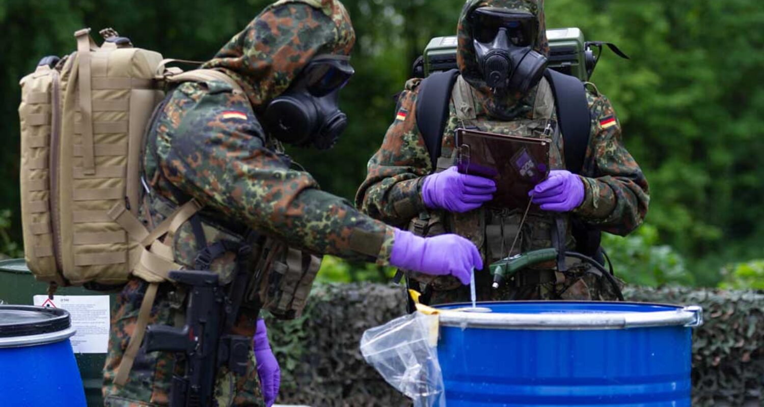 Soldaten der Spezial-ABCAbwehrtruppe demonstrieren ihre Fähigkeiten. (Foto © Bw/Roland Alpers)