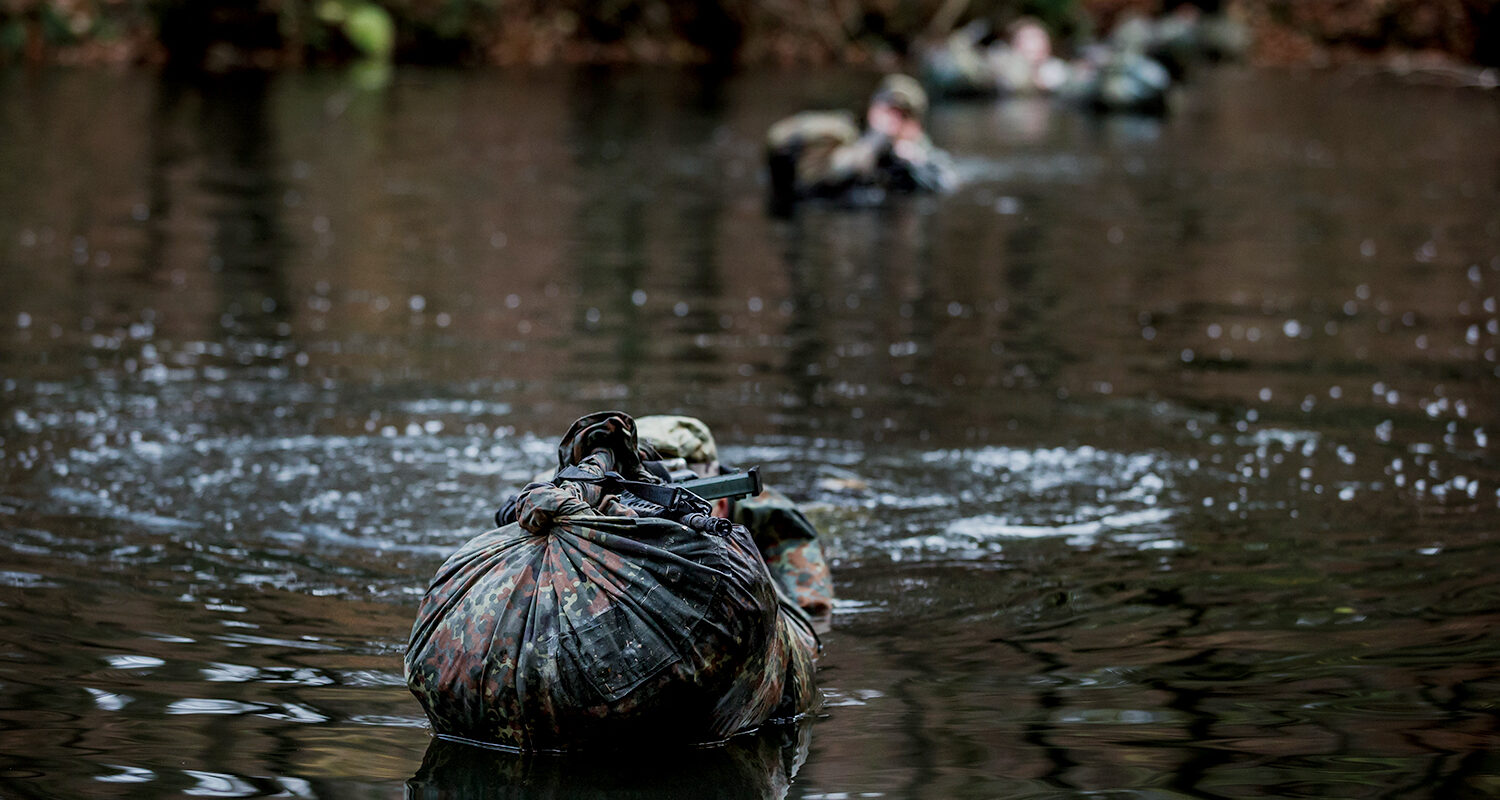 Um das Aufklärungsziel zu erreichen, müssen Fernspähkräfte oft unkonventionelle Wege finden. Bereits im Zuge des Eignungsfeststellungsverfahrens werden sie in den Grundlagen des Gewässerüberganges ausgebildet. (Foto © Bw/Jana Neumann)