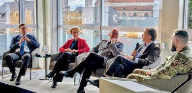 Vorbereitet unter Mitwirkung von Lehrgangsteilnehmerinnen und -teilnehmern der Führungsakademie der Bundeswehr: ein offizielles Side Event der MSC, unter anderem mit (von links) Nico Lange, Moderation; Generalstabsarzt Dr. Hans-Ulrich Holtherm, Kommandeur der Sanitätsakademie der Bundeswehr; Kristi Raik, Direktorin des International Centre for Defence and Security; Gabrielius Landsbergis, ehemaliger Außenminister Litauens. (Quelle: Bundeswehr / Ronny von Gülich-Thurow)