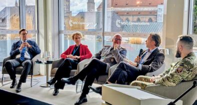 Vorbereitet unter Mitwirkung von Lehrgangsteilnehmerinnen und -teilnehmern der Führungsakademie der Bundeswehr: ein offizielles Side Event der MSC, unter anderem mit (von links) Nico Lange, Moderation; Generalstabsarzt Dr. Hans-Ulrich Holtherm, Kommandeur der Sanitätsakademie der Bundeswehr; Kristi Raik, Direktorin des International Centre for Defence and Security; Gabrielius Landsbergis, ehemaliger Außenminister Litauens. (Quelle: Bundeswehr / Ronny von Gülich-Thurow)