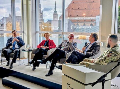 Vorbereitet unter Mitwirkung von Lehrgangsteilnehmerinnen und -teilnehmern der Führungsakademie der Bundeswehr: ein offizielles Side Event der MSC, unter anderem mit (von links) Nico Lange, Moderation; Generalstabsarzt Dr. Hans-Ulrich Holtherm, Kommandeur der Sanitätsakademie der Bundeswehr; Kristi Raik, Direktorin des International Centre for Defence and Security; Gabrielius Landsbergis, ehemaliger Außenminister Litauens. (Quelle: Bundeswehr / Ronny von Gülich-Thurow)