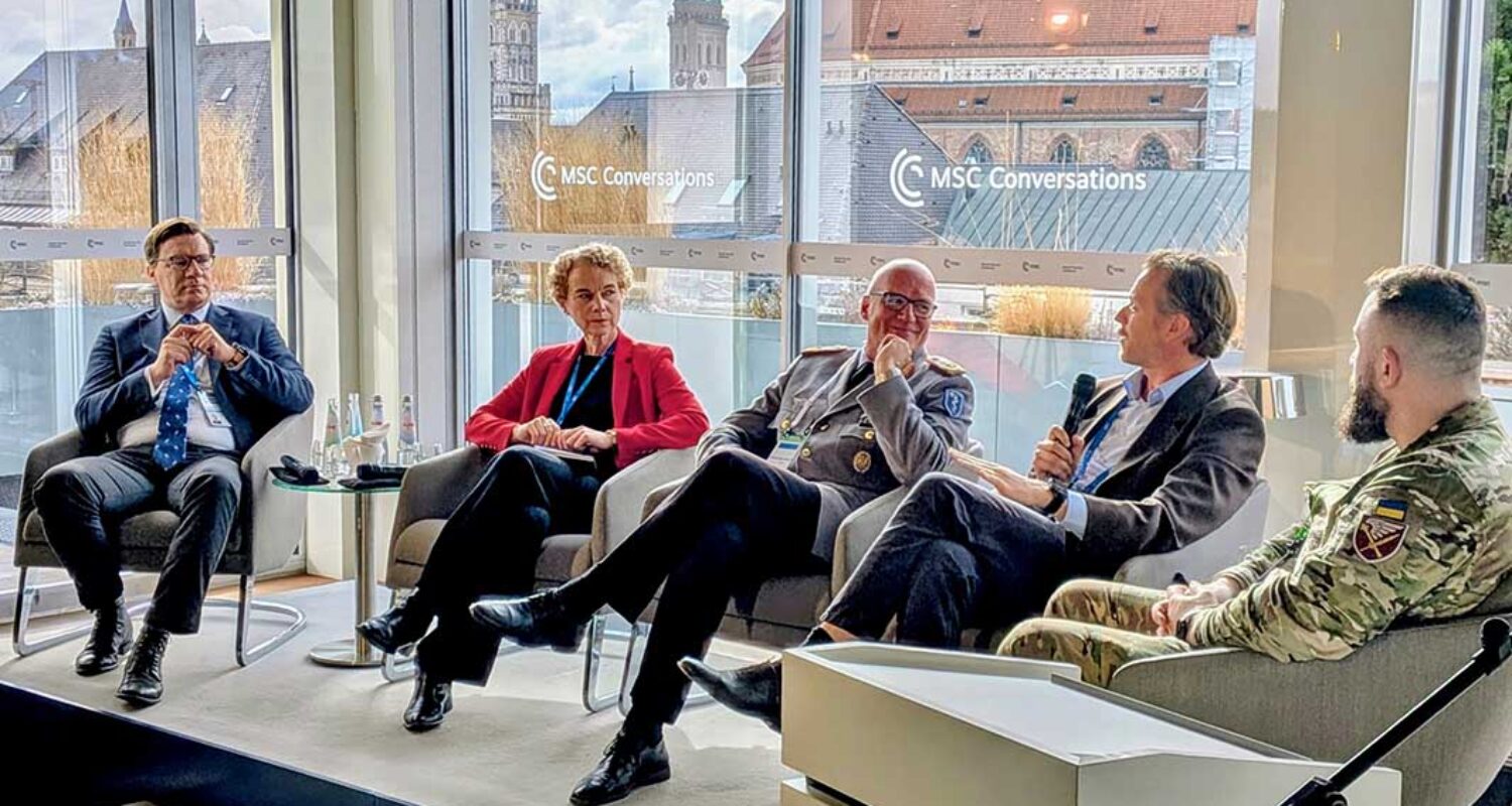 Vorbereitet unter Mitwirkung von Lehrgangsteilnehmerinnen und -teilnehmern der Führungsakademie der Bundeswehr: ein offizielles Side Event der MSC, unter anderem mit (von links) Nico Lange, Moderation; Generalstabsarzt Dr. Hans-Ulrich Holtherm, Kommandeur der Sanitätsakademie der Bundeswehr; Kristi Raik, Direktorin des International Centre for Defence and Security; Gabrielius Landsbergis, ehemaliger Außenminister Litauens. (Quelle: Bundeswehr / Ronny von Gülich-Thurow)