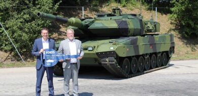 LEOPARD 2 Stridsvagn 123 A: l. CEO KNDS Deutschland Florian Hohenwarter; r. Pontus Nordberg, Deputy Director Land Systems, FMV (Foto: KNDS)