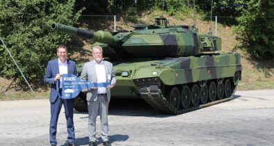 LEOPARD 2 Stridsvagn 123 A: l. CEO KNDS Deutschland Florian Hohenwarter; r. Pontus Nordberg, Deputy Director Land Systems, FMV (Foto: KNDS)