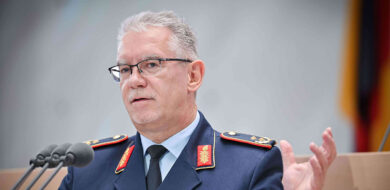 Der Vorsitzende von AFCEA Bonn e. V., Generalmajor Armin Fleischmann, bei seiner Eröffnungsansprache. (Foto © MRV/Socrates Tassos)