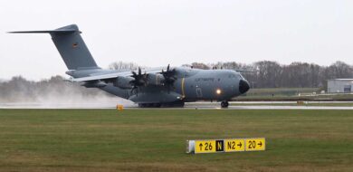 A400M: Am 27. November 2025 um 14:46 Uhr landet die 54+61 in Wunstorf. (Foto © Lindhorst)