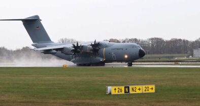 A400M: Am 27. November 2025 um 14:46 Uhr landet die 54+61 in Wunstorf. (Foto © Lindhorst)