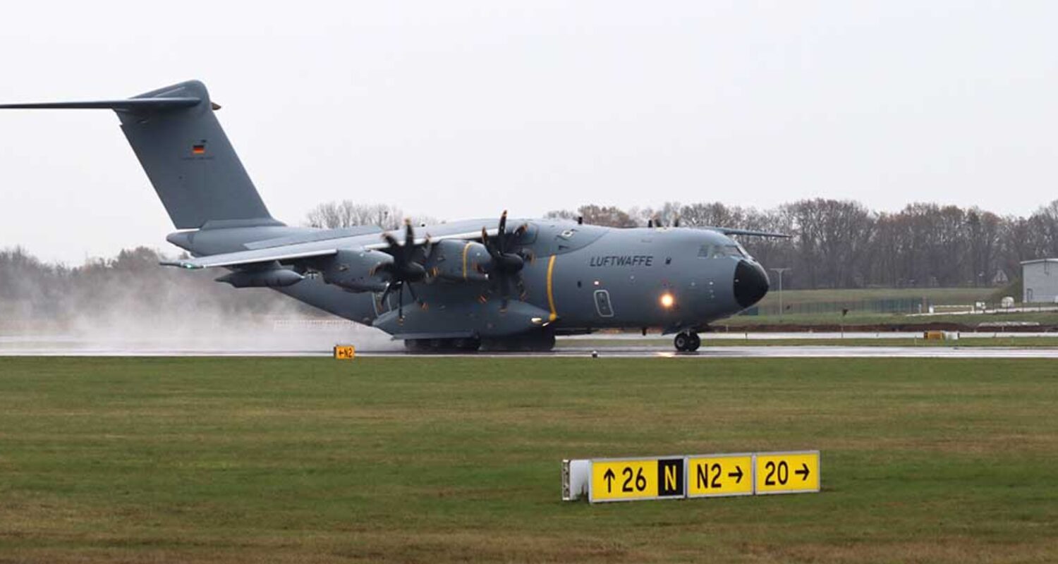 A400M: Am 27. November 2025 um 14:46 Uhr landet die 54+61 in Wunstorf. (Foto © Lindhorst)