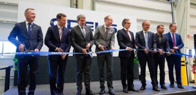 V.l.n.r.: Nico Danneberg, Geschäftsführer GDELS-FWW; Jason Aiken, Executive Vice President Combat and Mission Systems bei General Dynamics; Antonio Bueno, Präsident GDELS; Jochen Schulte, Staatssekretär im Wirtschaftsministerium MV; Jens Plötner, Staatssekretär im BMVg; Dr. Thomas Kauffmann, GDELS-Vertriebsvorstand u. Geschäftsführer GDELS–Deutschland; Nico Klose, OB Neubrandenburg; Dr. Christian Kauth, Geschäftsführer GDELS–Deutschland.  (Foto: GDELS)