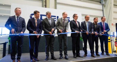 V.l.n.r.: Nico Danneberg, Geschäftsführer GDELS-FWW; Jason Aiken, Executive Vice President Combat and Mission Systems bei General Dynamics; Antonio Bueno, Präsident GDELS; Jochen Schulte, Staatssekretär im Wirtschaftsministerium MV; Jens Plötner, Staatssekretär im BMVg; Dr. Thomas Kauffmann, GDELS-Vertriebsvorstand u. Geschäftsführer GDELS–Deutschland; Nico Klose, OB Neubrandenburg; Dr. Christian Kauth, Geschäftsführer GDELS–Deutschland.  (Foto: GDELS)